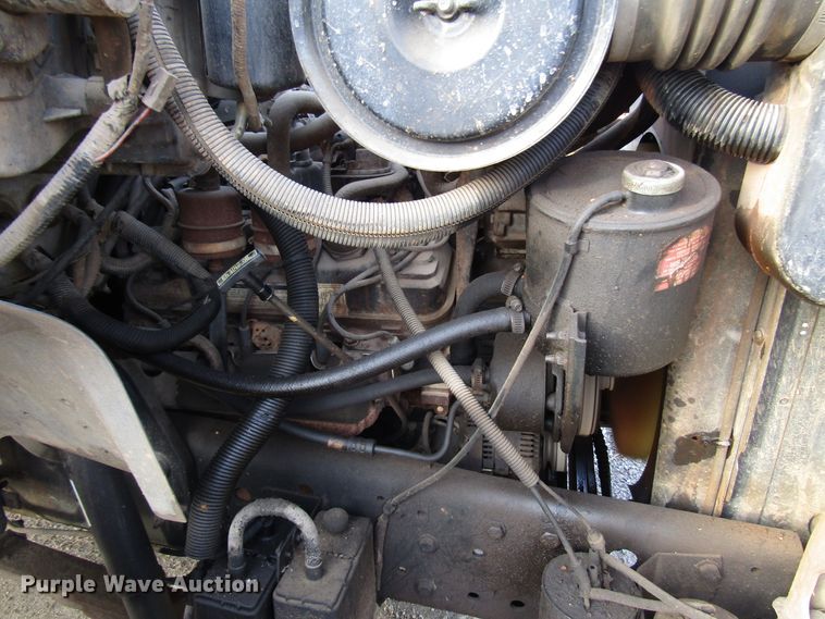 image for item DH8280 1998 Ford F700 winch truck