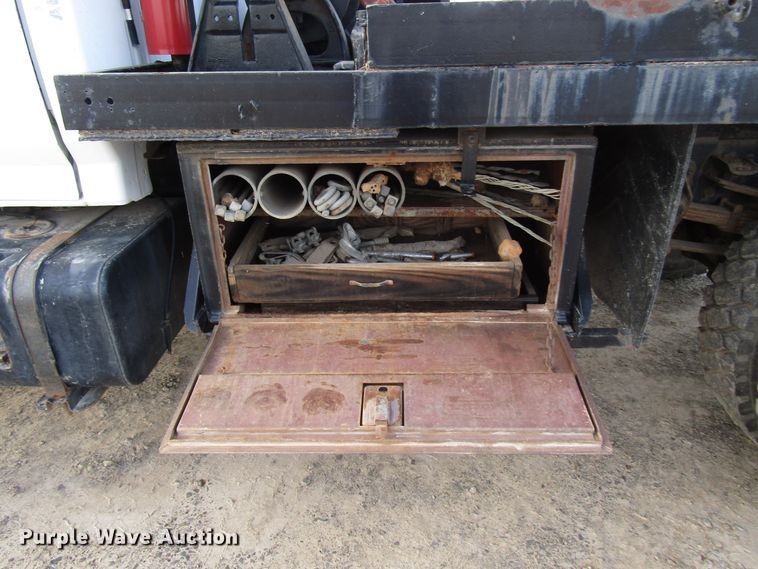 image for item DH8280 1998 Ford F700 winch truck