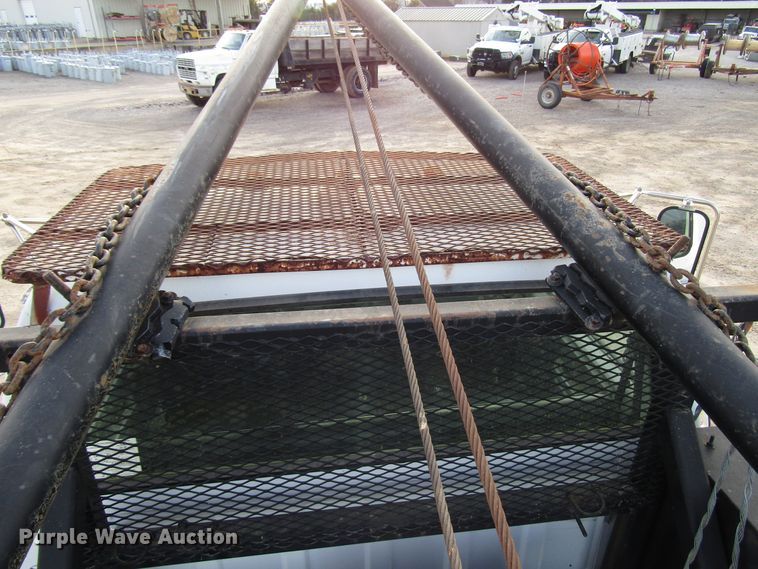 image for item DH8280 1998 Ford F700 winch truck