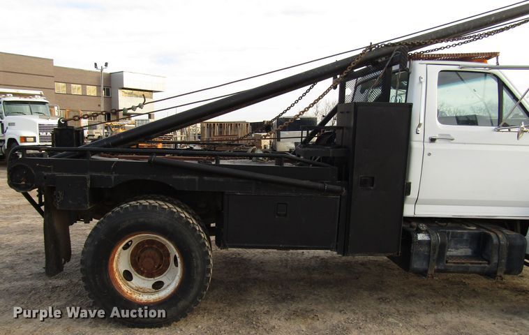 image for item DH8280 1998 Ford F700 winch truck