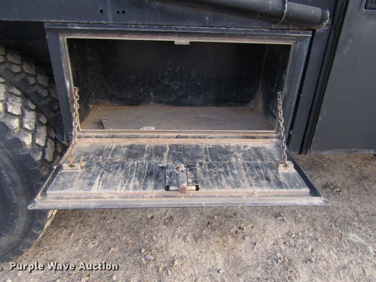 image for item DH8280 1998 Ford F700 winch truck