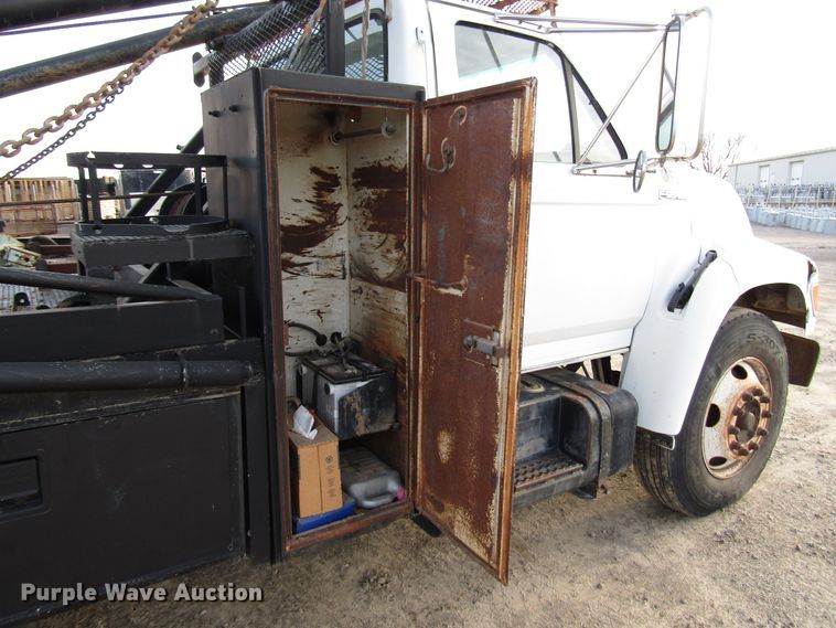 image for item DH8280 1998 Ford F700 winch truck