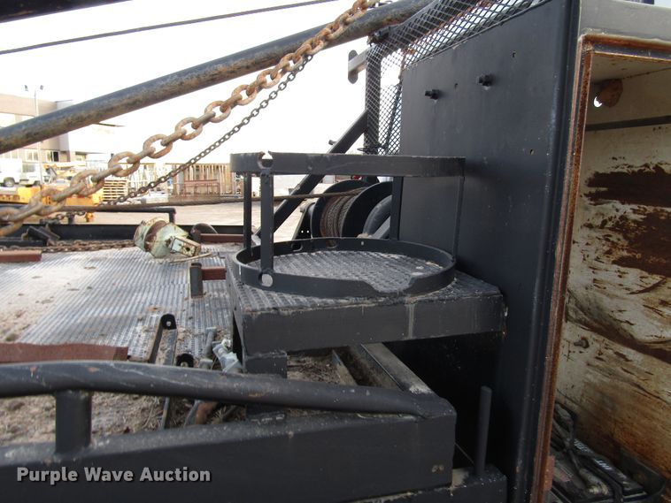 image for item DH8280 1998 Ford F700 winch truck