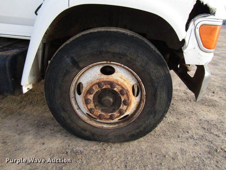 image for item DH8280 1998 Ford F700 winch truck