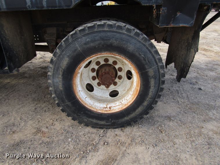 image for item DH8280 1998 Ford F700 winch truck