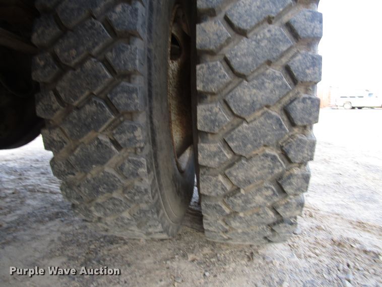 image for item DH8280 1998 Ford F700 winch truck