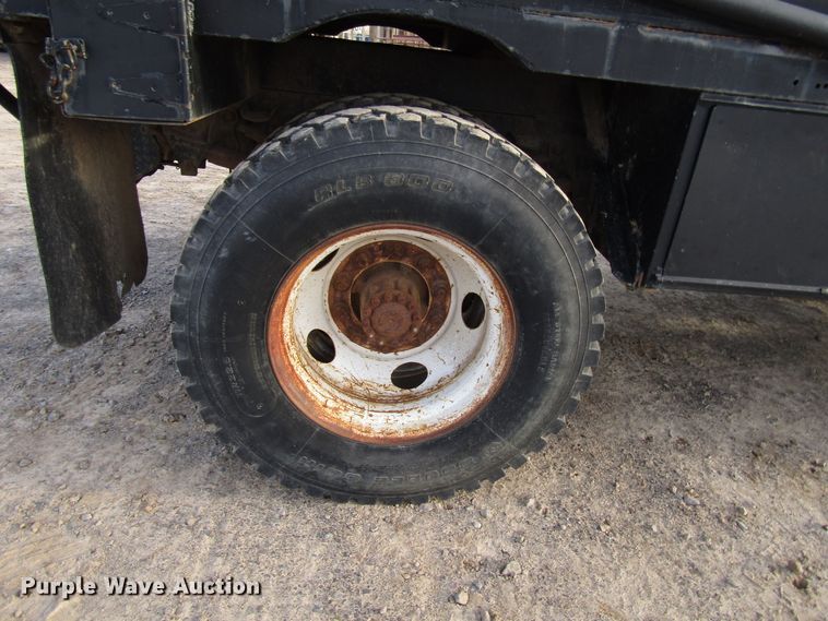 image for item DH8280 1998 Ford F700 winch truck