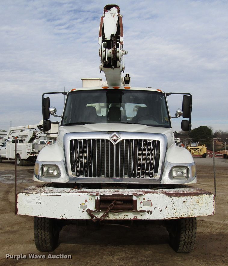 image for item DH8292 2004 International 7300 bucket truck