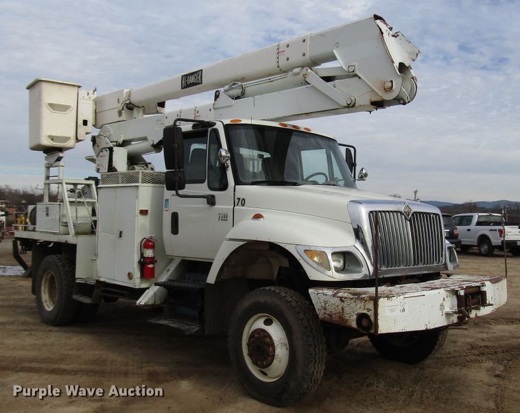 image for item DH8292 2004 International 7300 bucket truck