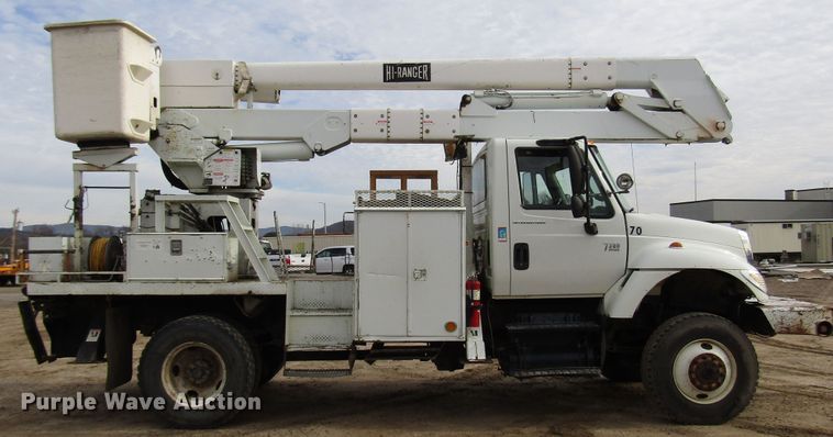 image for item DH8292 2004 International 7300 bucket truck