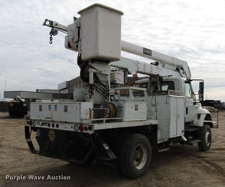 image for item DH8292 2004 International 7300 bucket truck