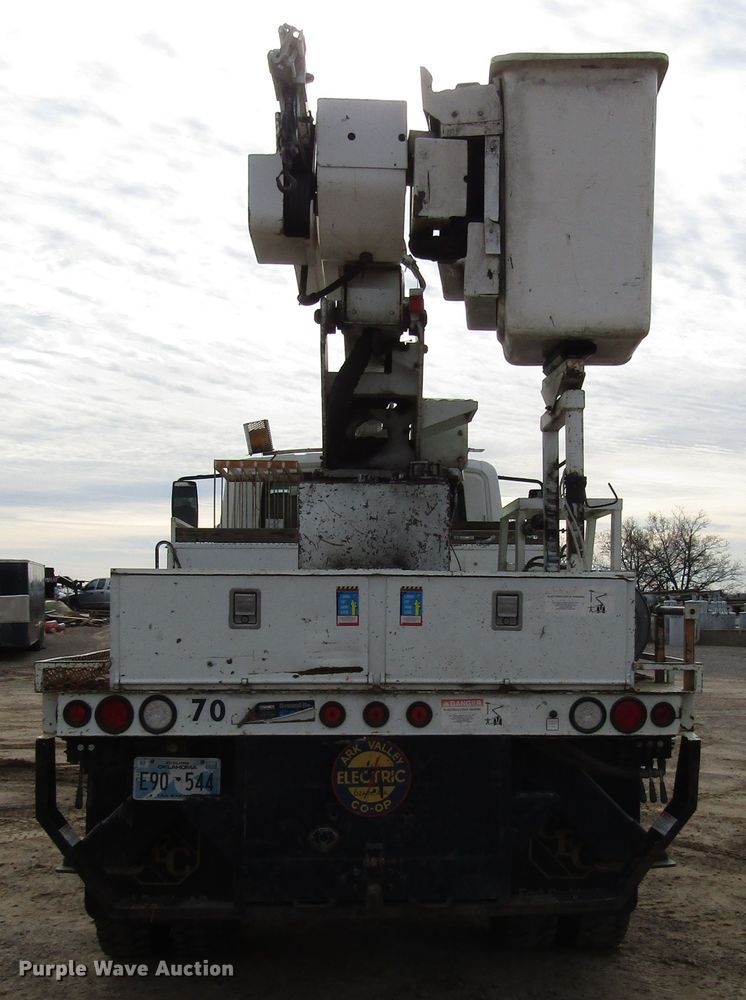 image for item DH8292 2004 International 7300 bucket truck