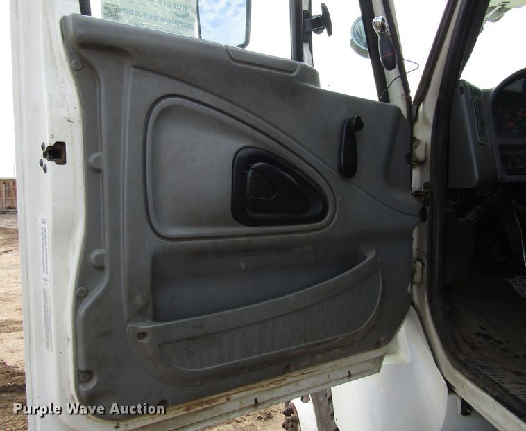 image for item DH8292 2004 International 7300 bucket truck