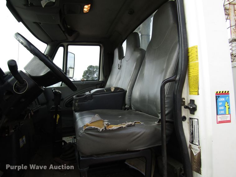 image for item DH8292 2004 International 7300 bucket truck