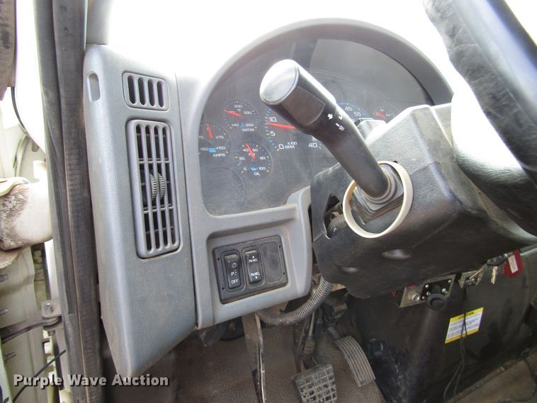 image for item DH8292 2004 International 7300 bucket truck