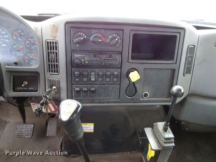 image for item DH8292 2004 International 7300 bucket truck