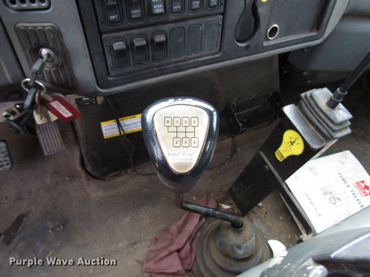 image for item DH8292 2004 International 7300 bucket truck