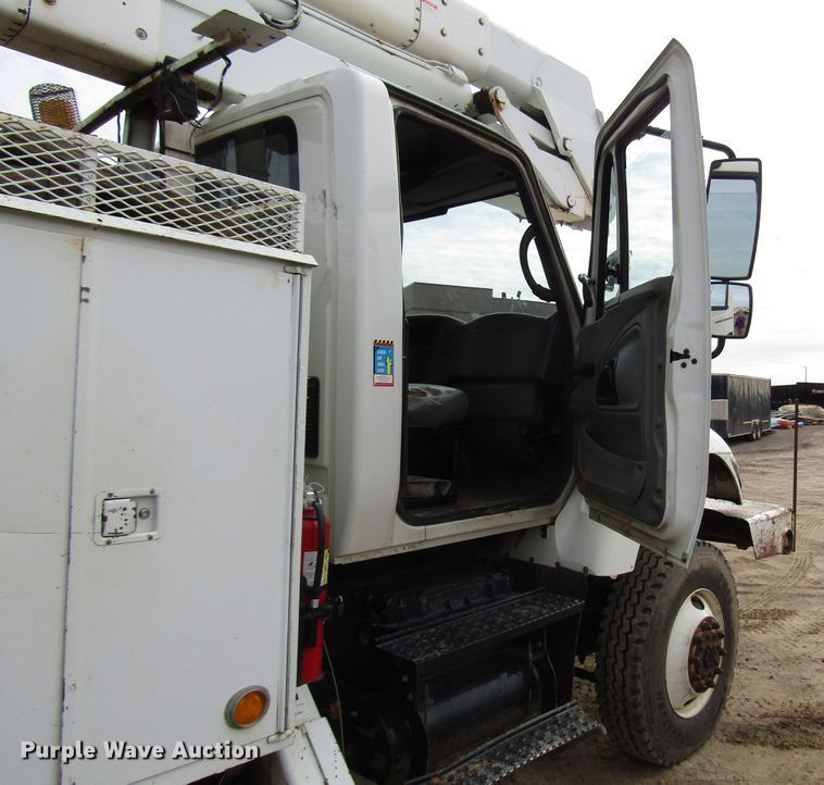 image for item DH8292 2004 International 7300 bucket truck