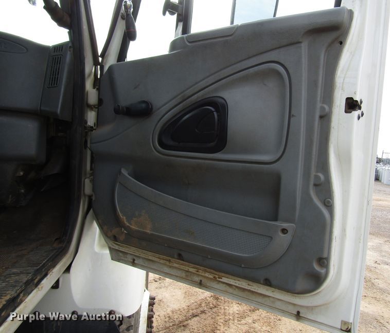 image for item DH8292 2004 International 7300 bucket truck