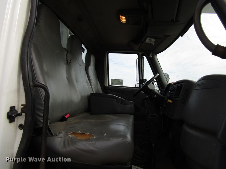 image for item DH8292 2004 International 7300 bucket truck