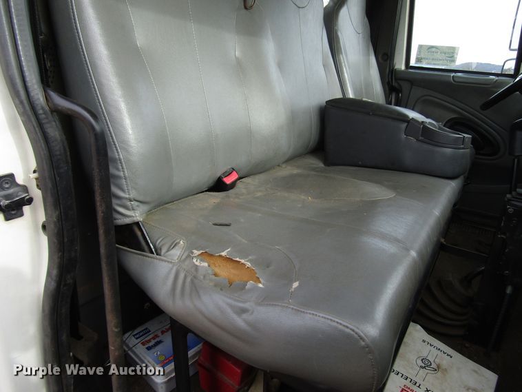 image for item DH8292 2004 International 7300 bucket truck