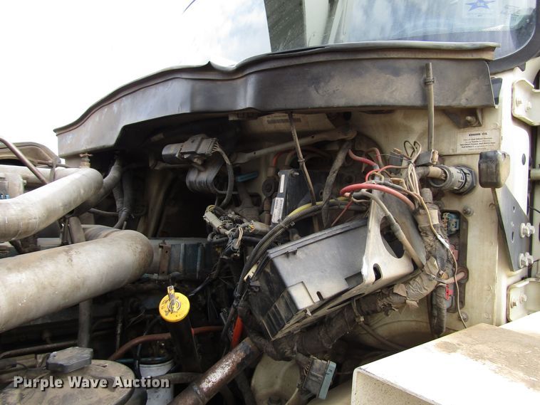 image for item DH8292 2004 International 7300 bucket truck