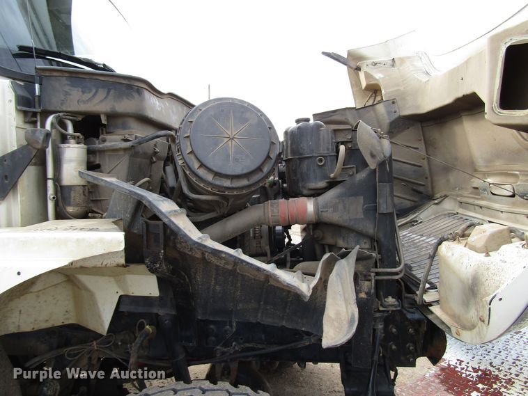 image for item DH8292 2004 International 7300 bucket truck