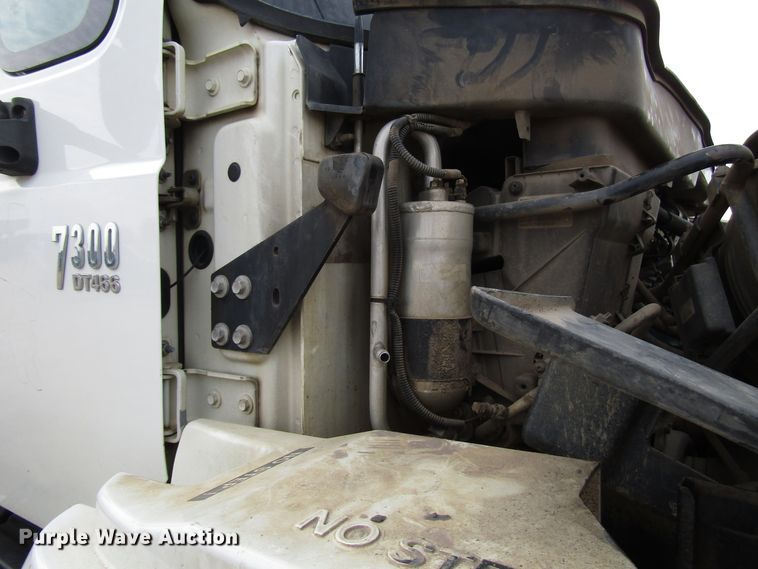 image for item DH8292 2004 International 7300 bucket truck