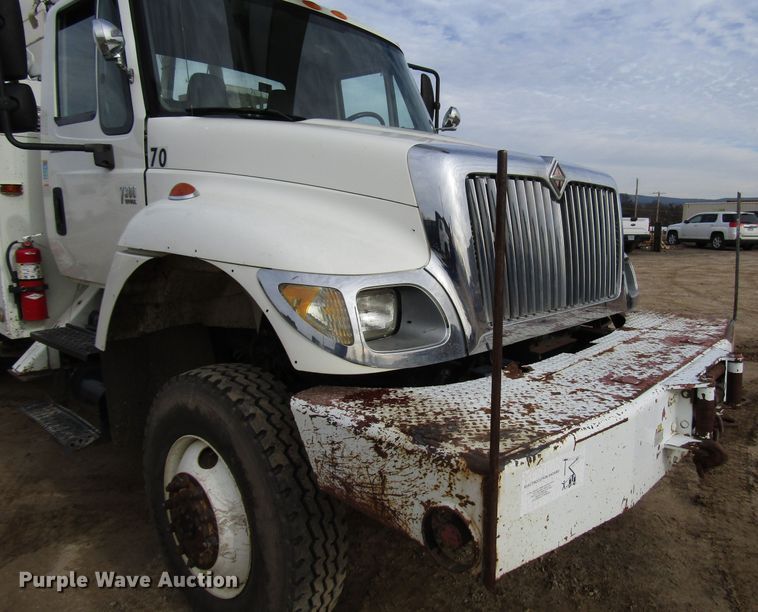 image for item DH8292 2004 International 7300 bucket truck