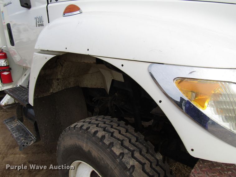 image for item DH8292 2004 International 7300 bucket truck