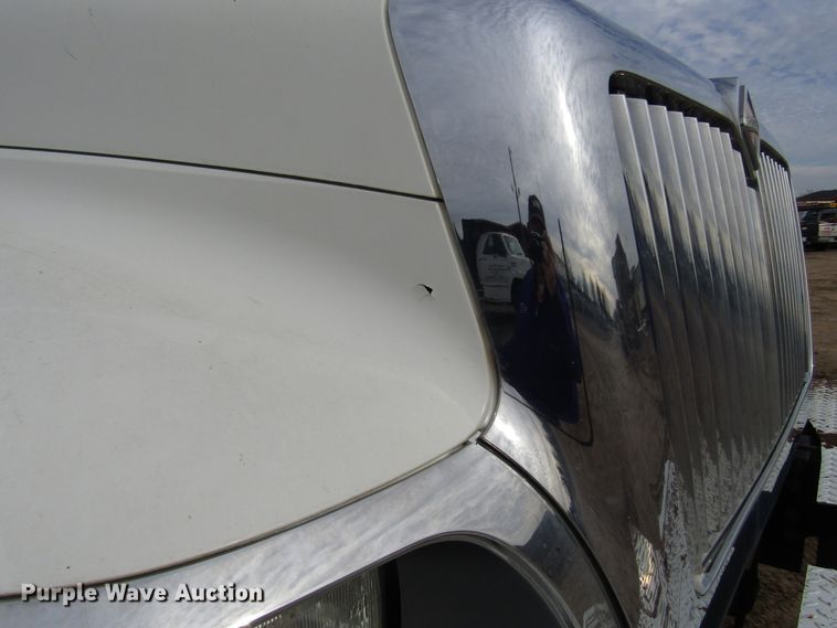 image for item DH8292 2004 International 7300 bucket truck