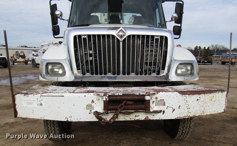 image for item DH8292 2004 International 7300 bucket truck