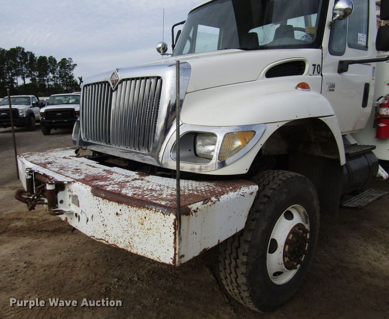 image for item DH8292 2004 International 7300 bucket truck