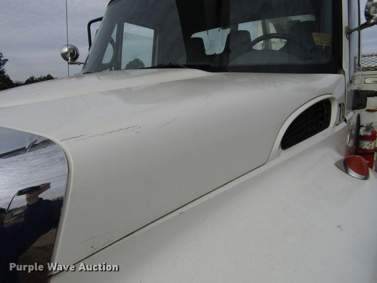 image for item DH8292 2004 International 7300 bucket truck