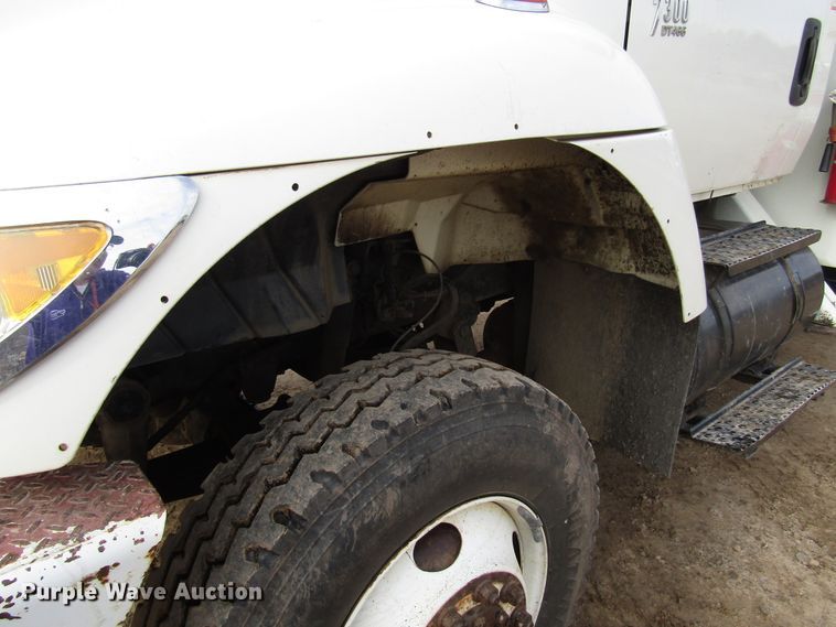 image for item DH8292 2004 International 7300 bucket truck