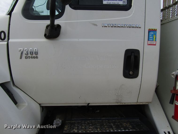 image for item DH8292 2004 International 7300 bucket truck