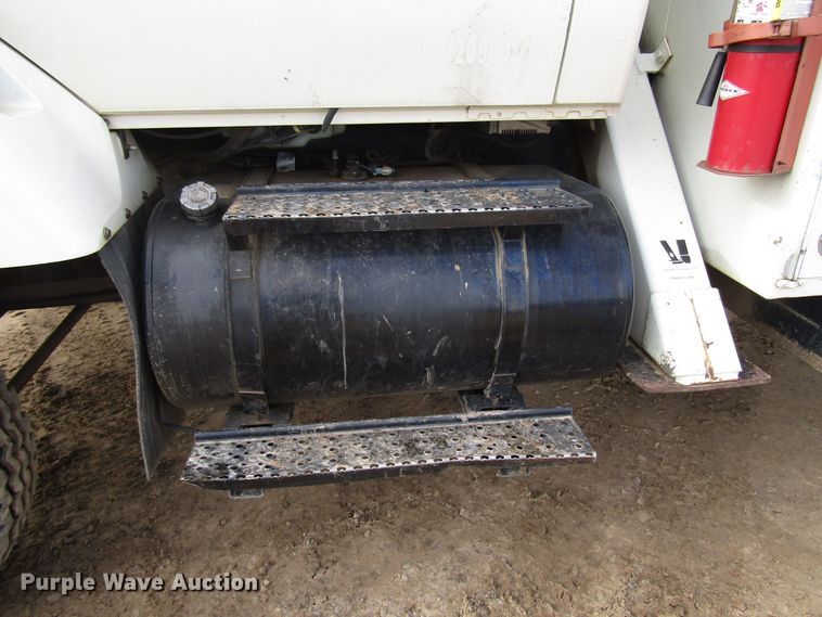 image for item DH8292 2004 International 7300 bucket truck