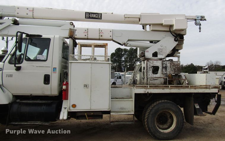 image for item DH8292 2004 International 7300 bucket truck