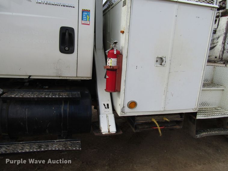 image for item DH8292 2004 International 7300 bucket truck