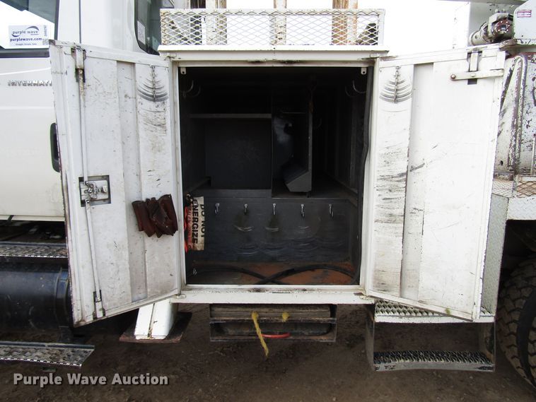 image for item DH8292 2004 International 7300 bucket truck