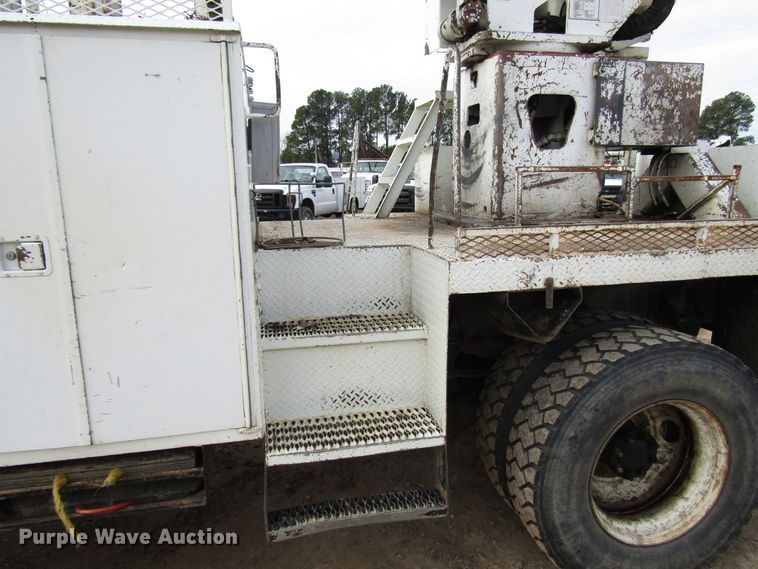 image for item DH8292 2004 International 7300 bucket truck