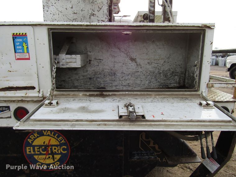 image for item DH8292 2004 International 7300 bucket truck