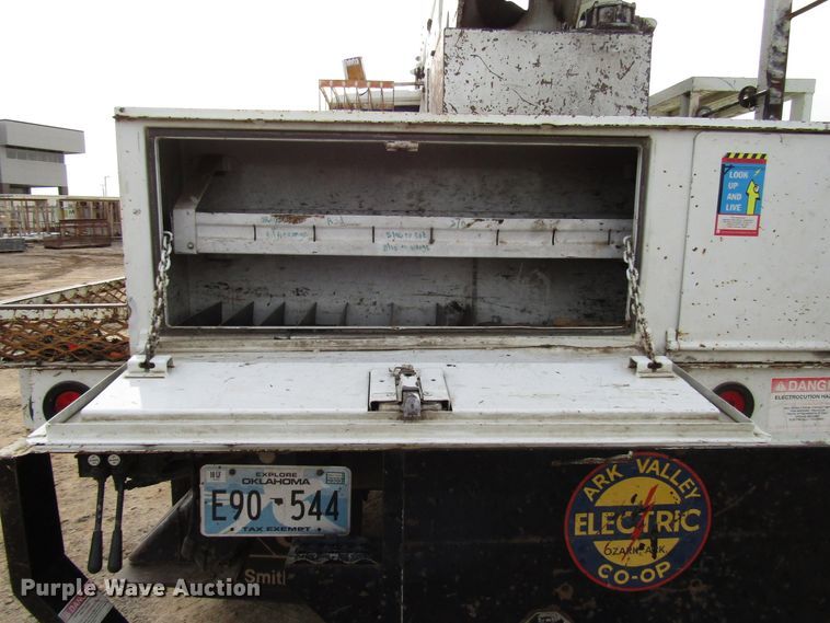 image for item DH8292 2004 International 7300 bucket truck