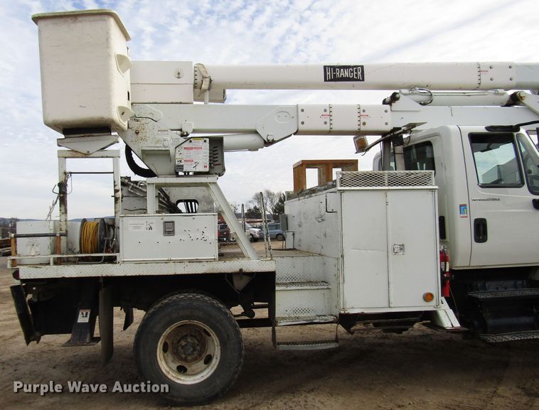image for item DH8292 2004 International 7300 bucket truck