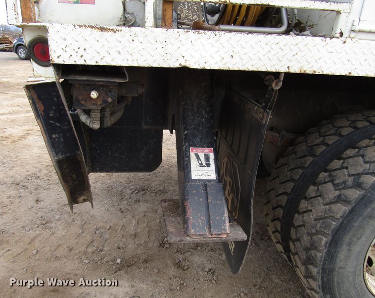 image for item DH8292 2004 International 7300 bucket truck