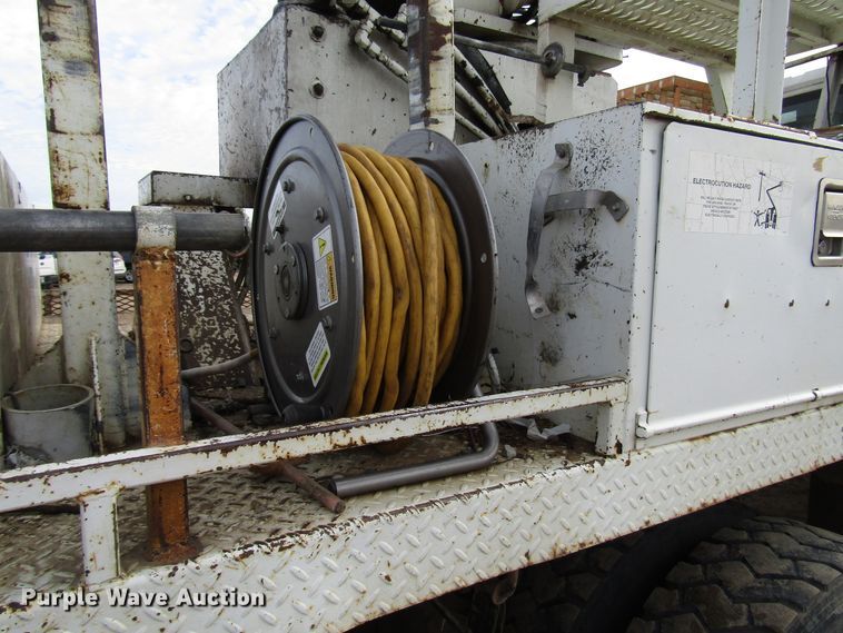 image for item DH8292 2004 International 7300 bucket truck