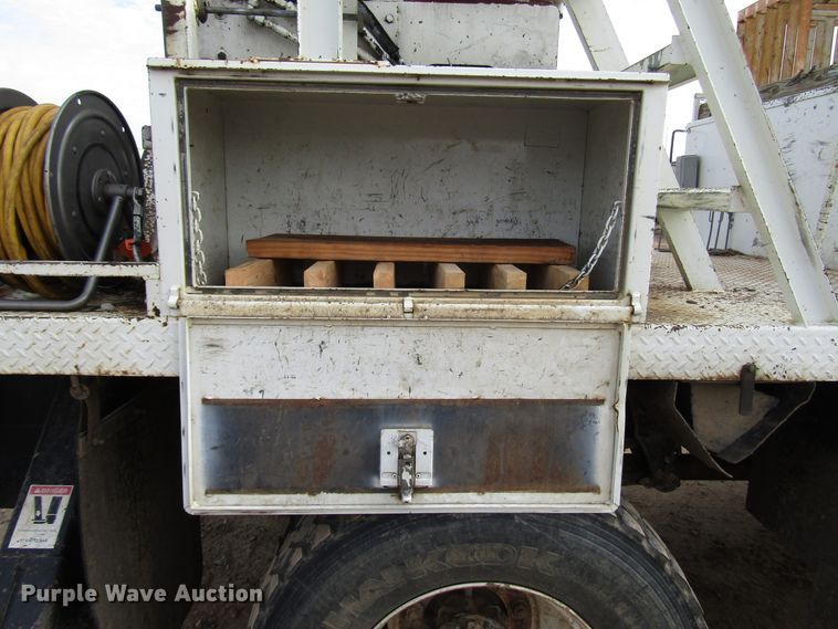 image for item DH8292 2004 International 7300 bucket truck