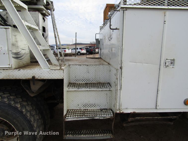 image for item DH8292 2004 International 7300 bucket truck