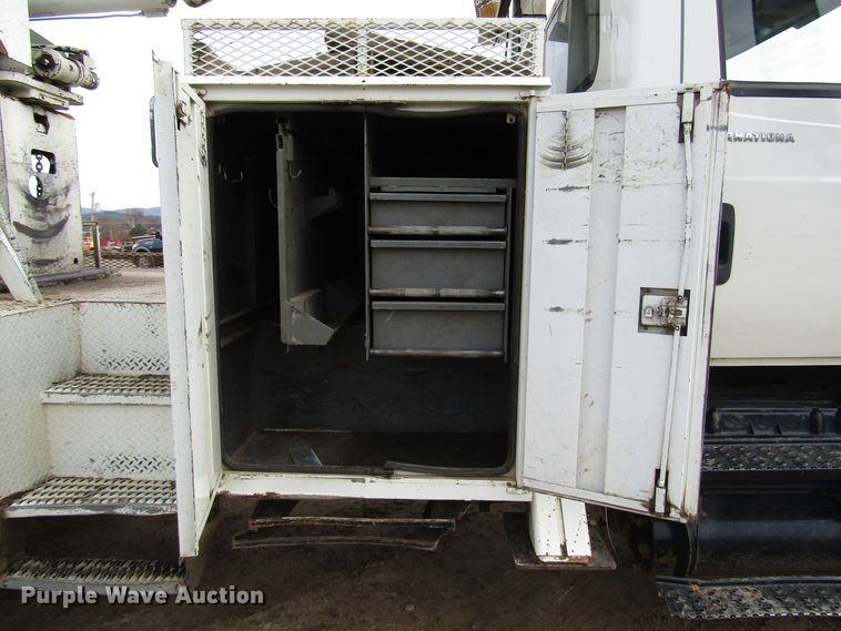 image for item DH8292 2004 International 7300 bucket truck