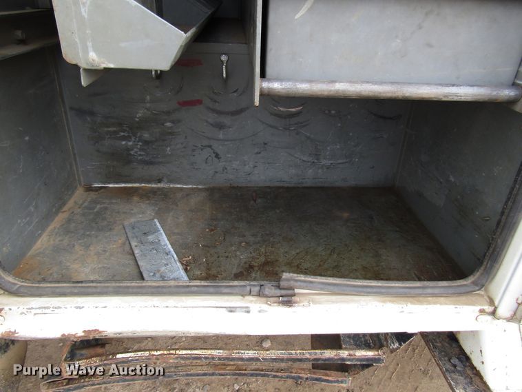 image for item DH8292 2004 International 7300 bucket truck